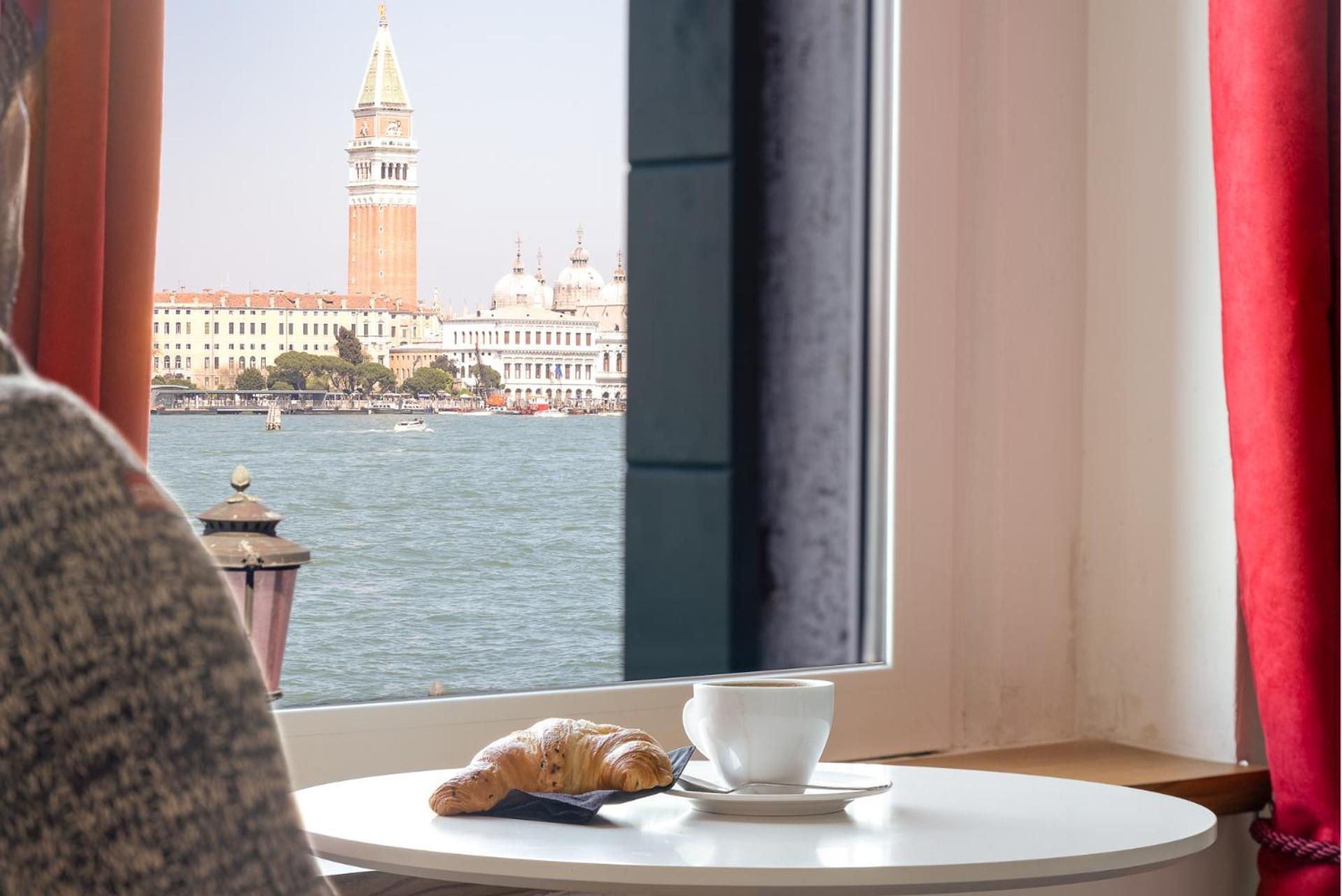 3 Windows On St Mark - Waterfront Apartment * Venice