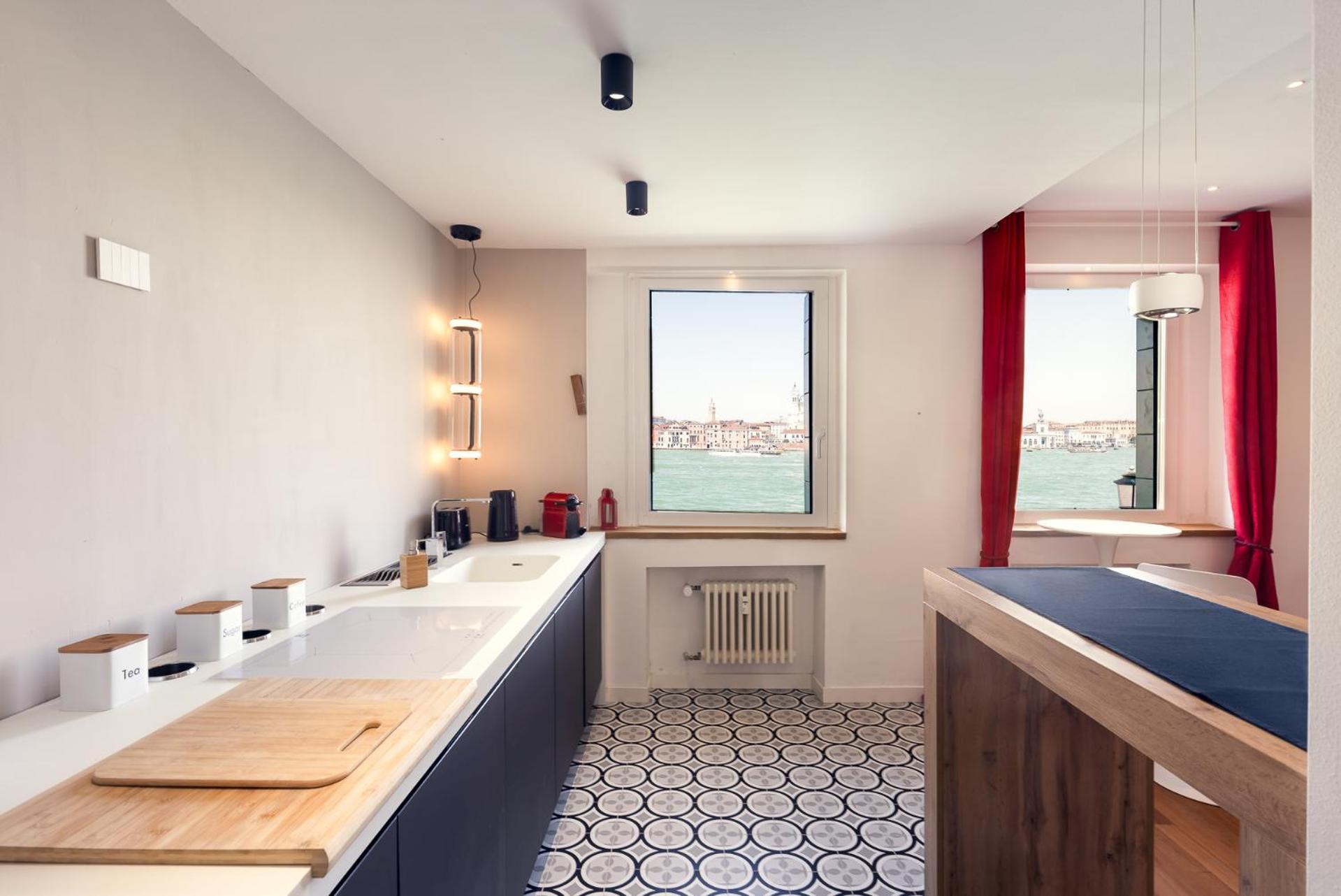 Apartment 3 Windows On St Mark - Waterfront Apartment Venice