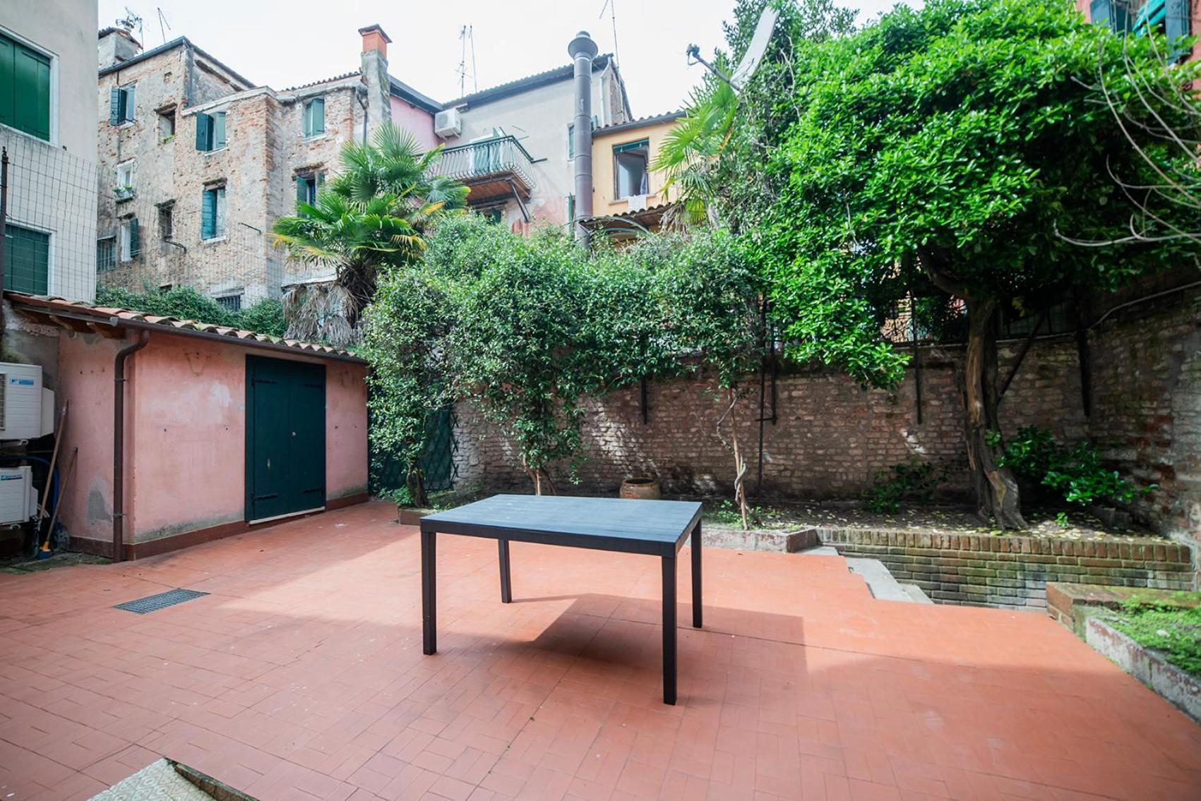 Secret Garden - Comfortable And Apartment
