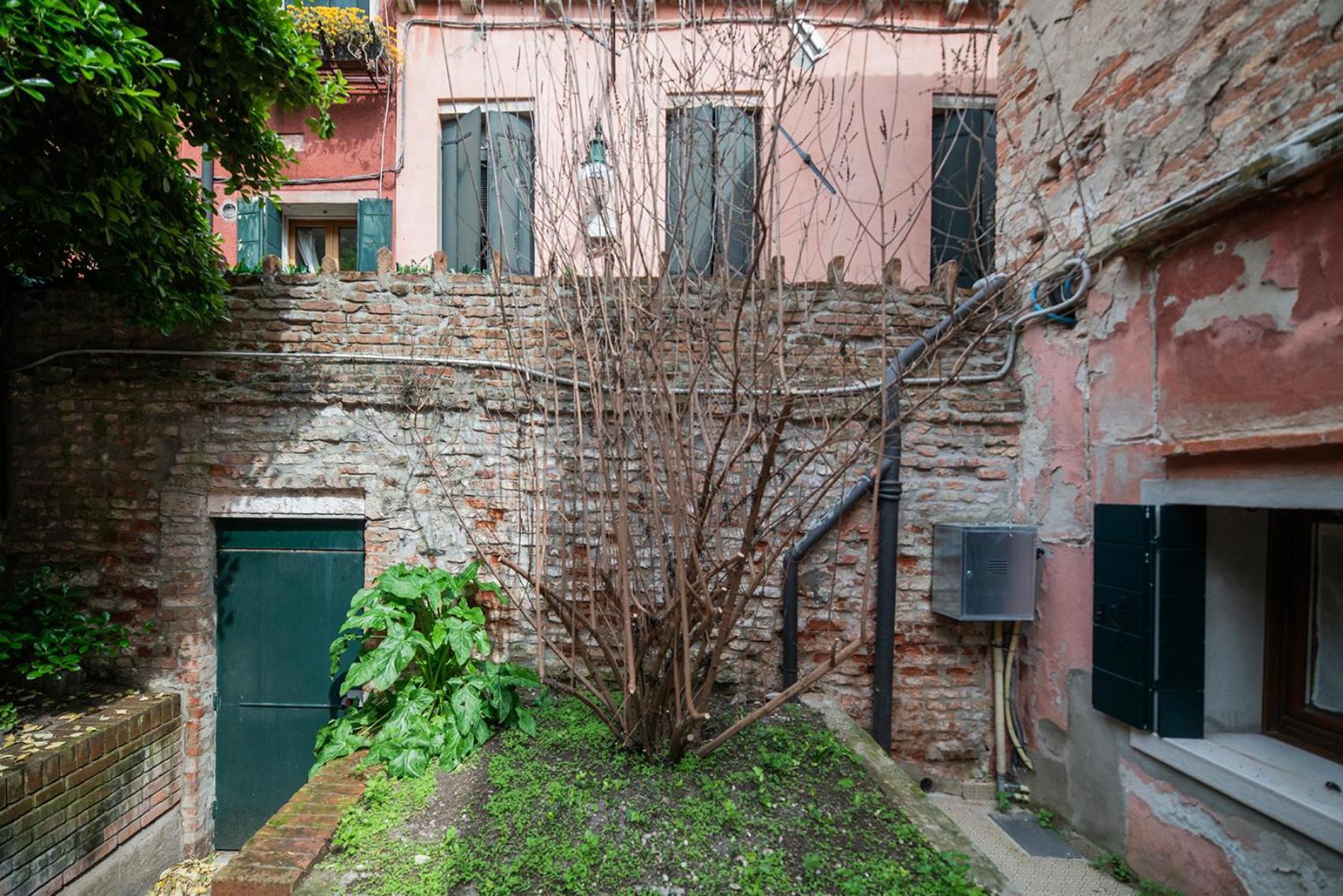 Secret Garden - Comfortable And Venice