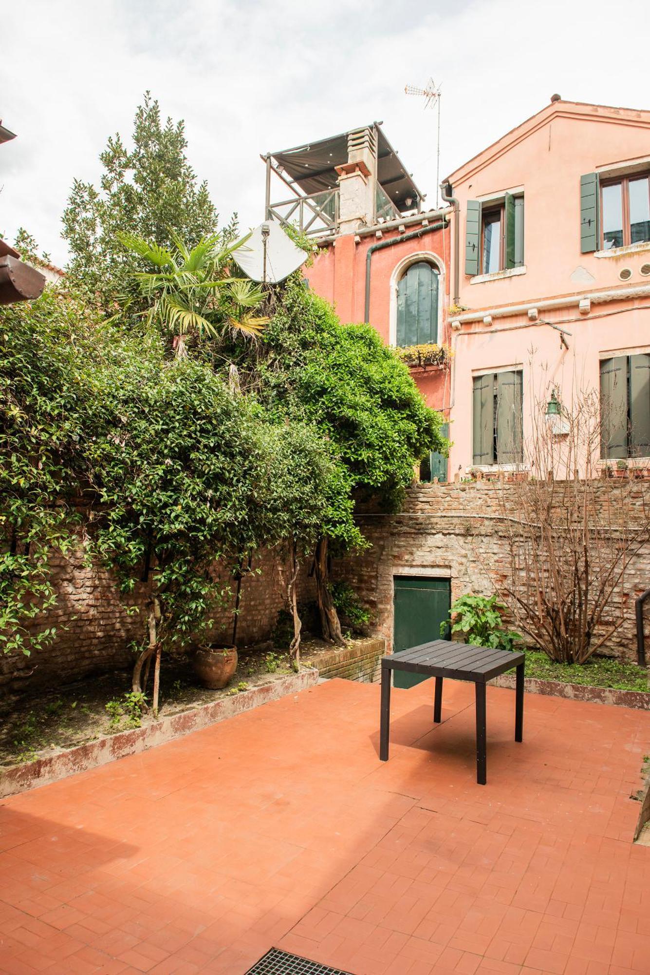 Secret Garden - Comfortable And Apartment *