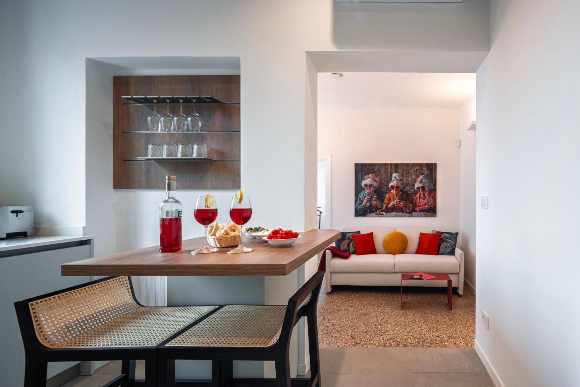 Apartment Venetian Alcove *