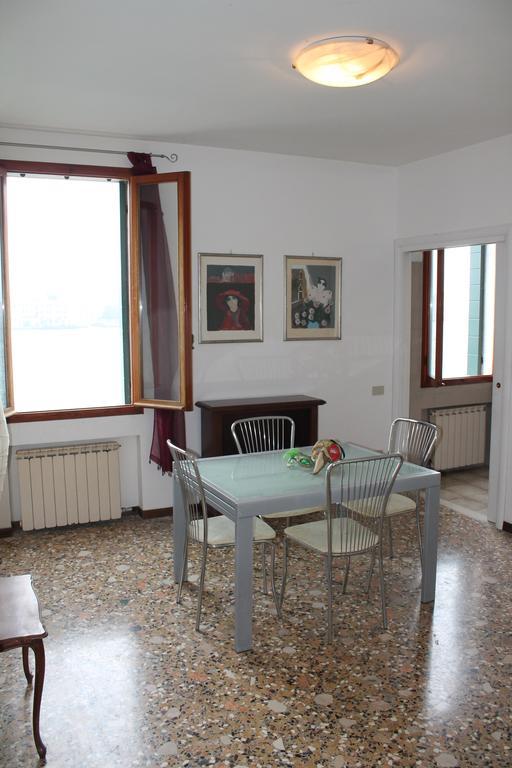 Lovely Canal View Apartment Venice