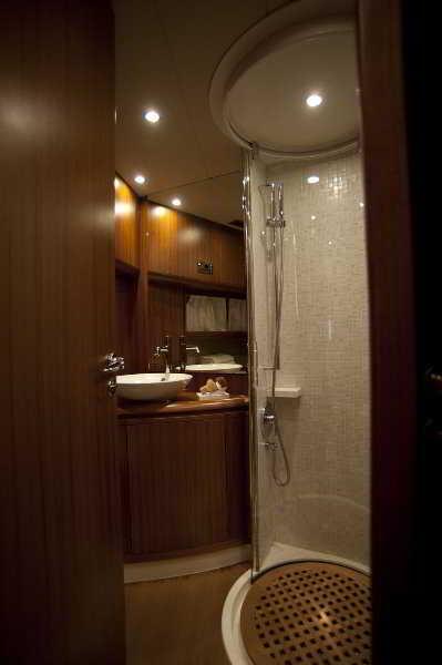Hotel Luxury Yacht 2*