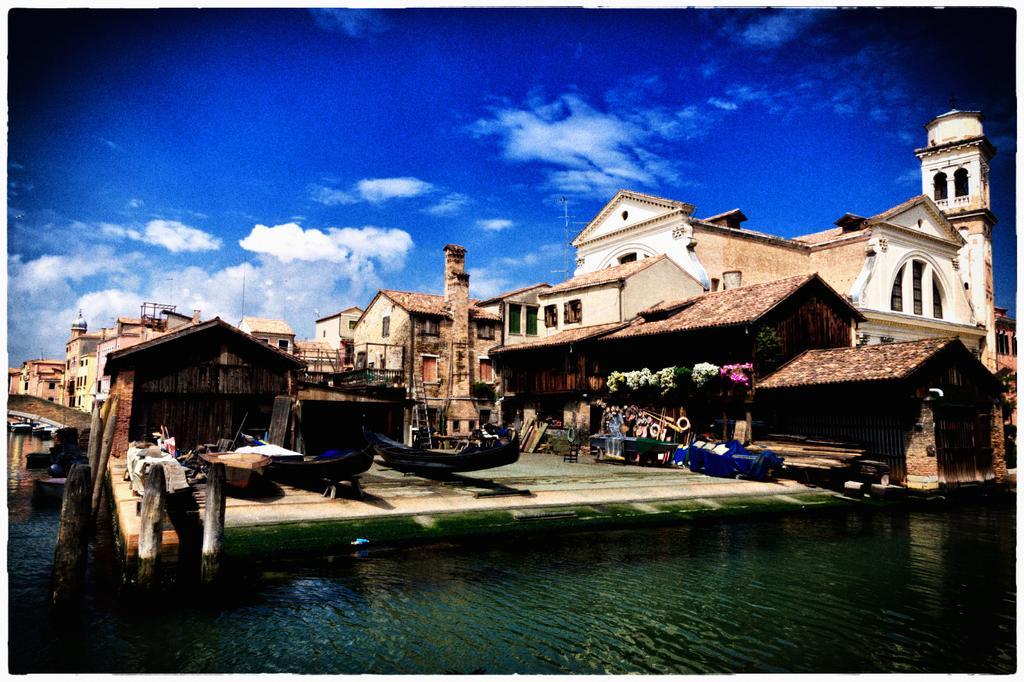 Corte Dei Servi Venice