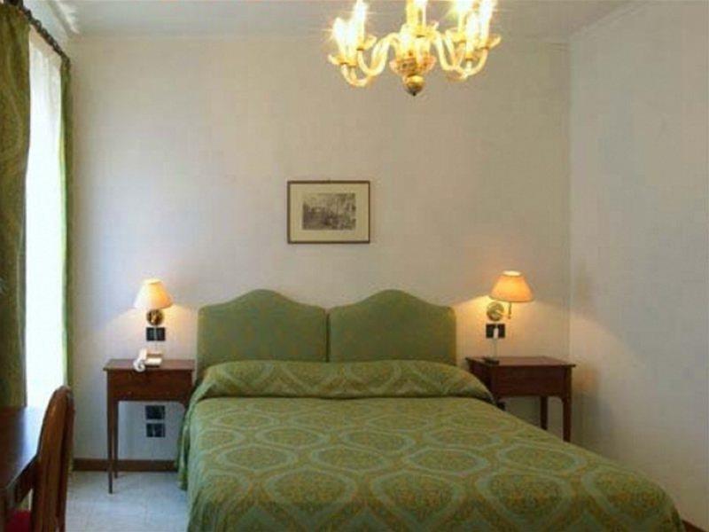 Iris Hotel