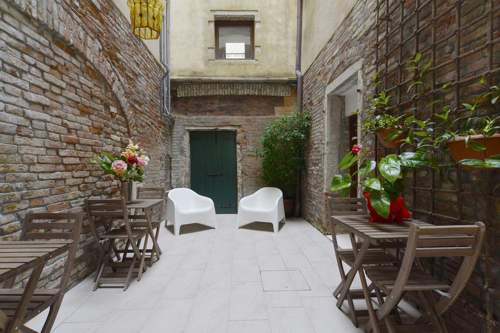 Al Mascaron Ridente Venice