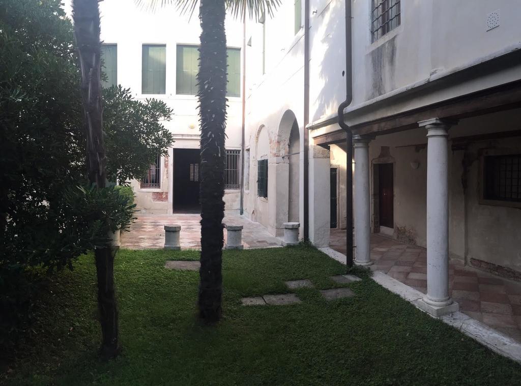 In A Lovely Garden Biennale Flat Apartment Venice