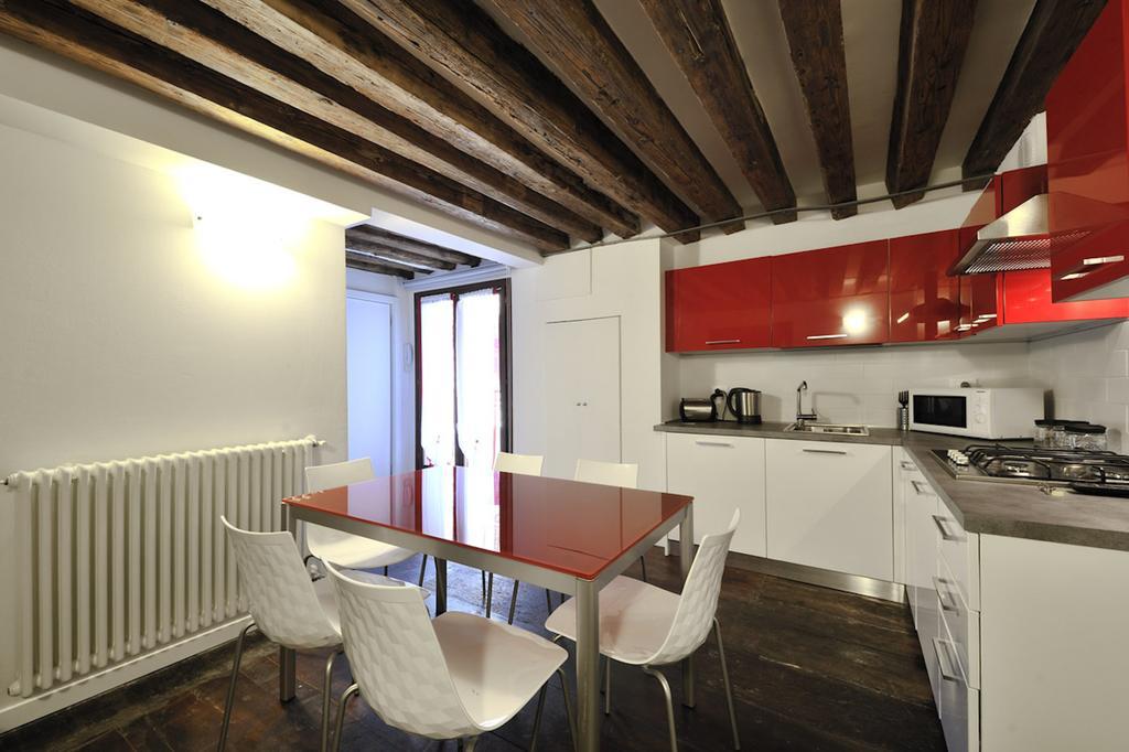 Red Rose Apartment *
