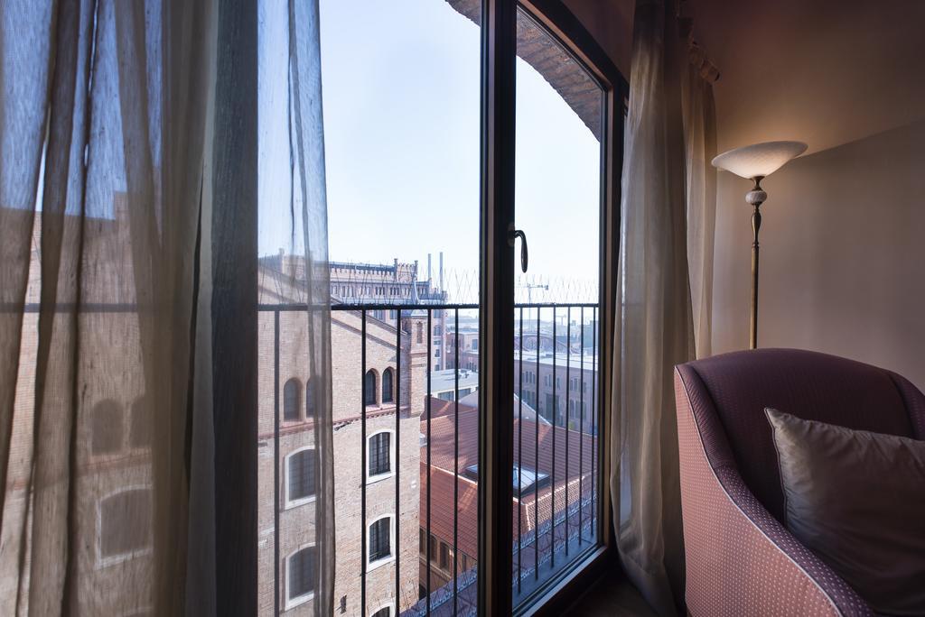 The Penthouse And Rooftop-terrace At Molino Stucky Apartment Venice