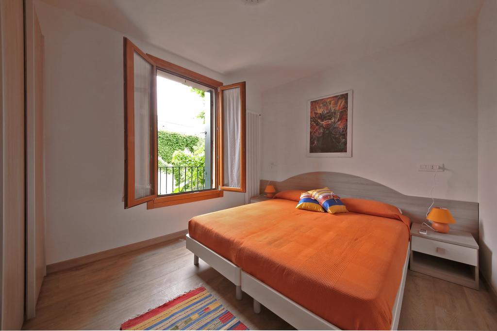 Homes & Holidays Art District Apartment Venice
