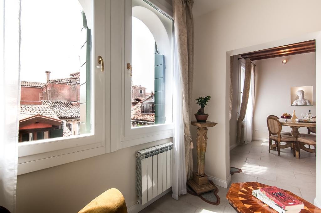 Michelle In Charming Veneza