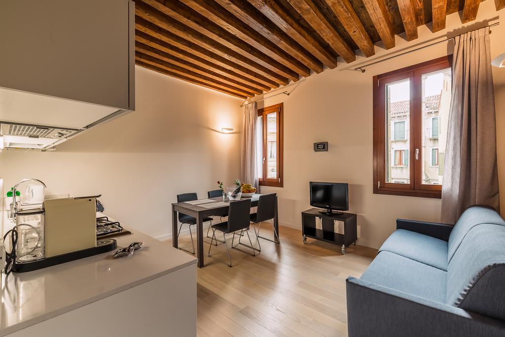 Charming Palace Corte Del Teatro Apartment *