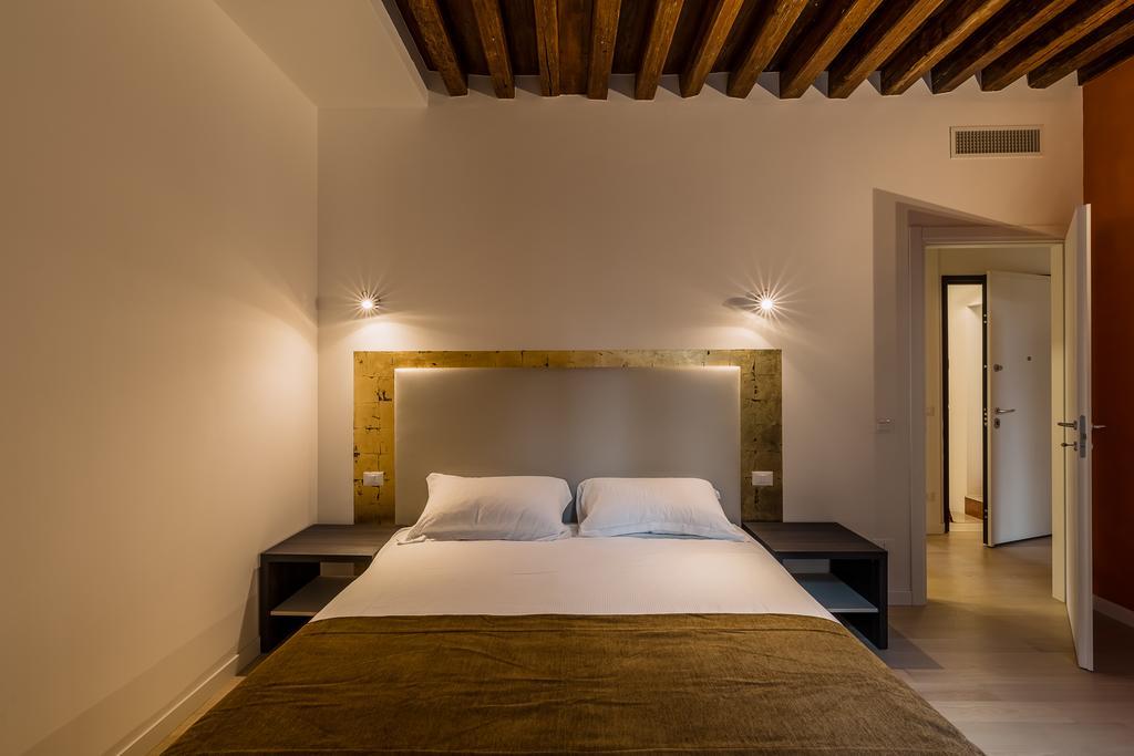 Charming Palace Corte Del Teatro Apartment