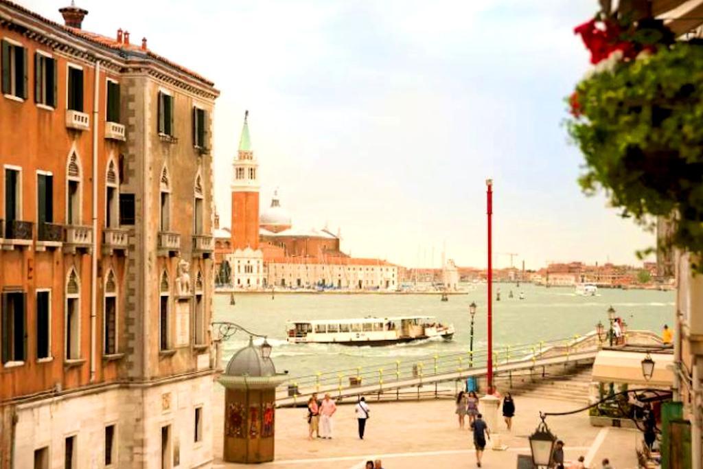 Biennale Apt Balcony Apartment Venice