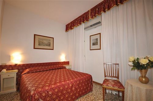 Casa Petrarca Hotel *