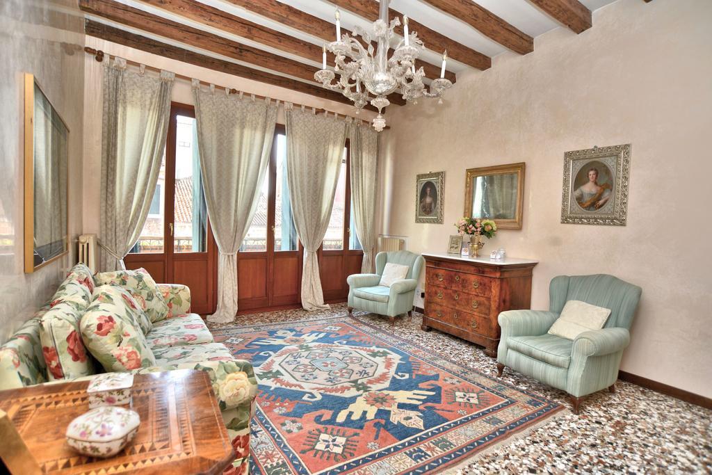 Biennale Apt Balcony Apartment