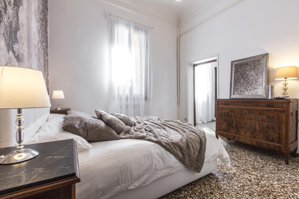 Rialto Design Boutique R&r *