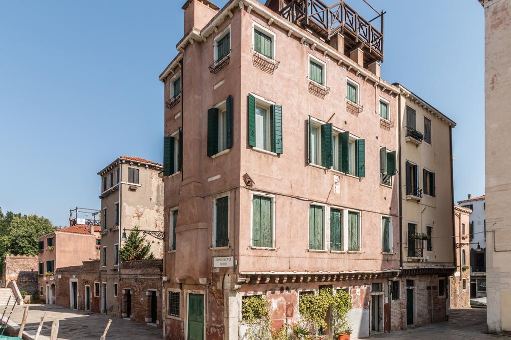 7 Windows On Apartment Venice