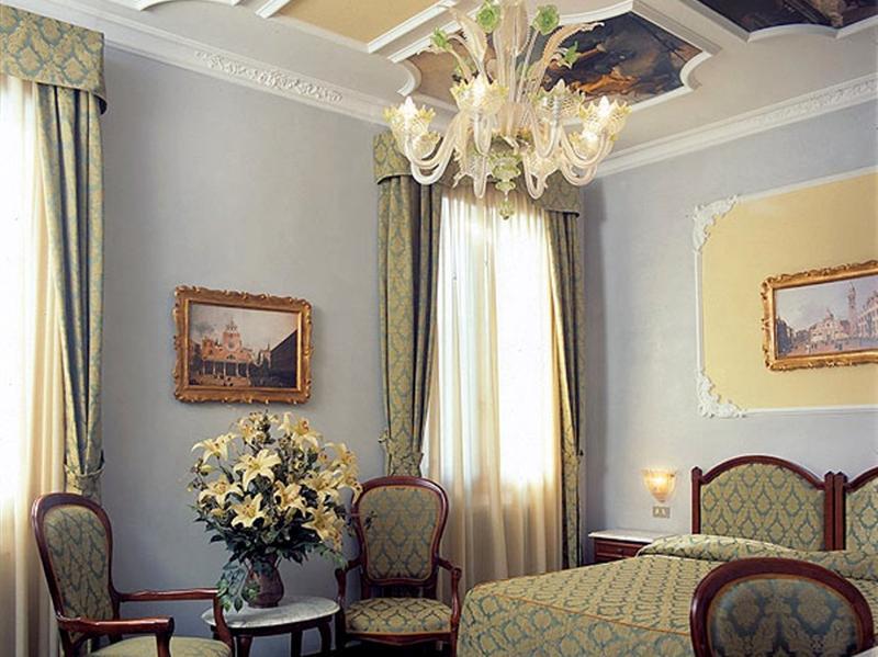 Pausania Hotel Veneza