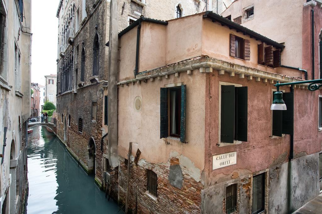 Mandola * Venice