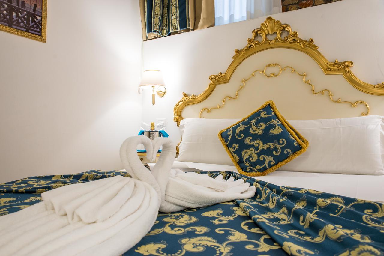Al Mascaron Ridente Venice