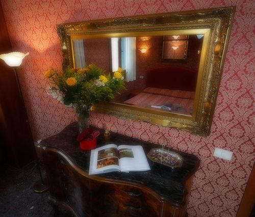 Alle Guglie Boutique Venice