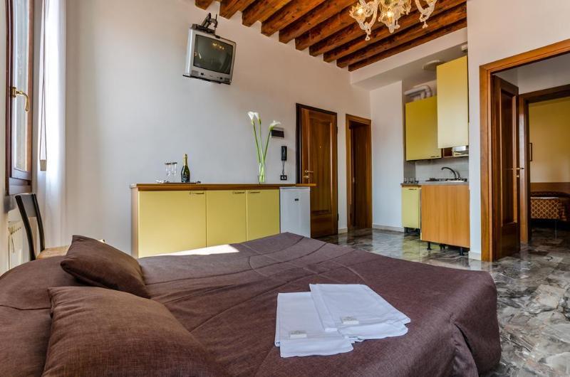 Venice Apartments *