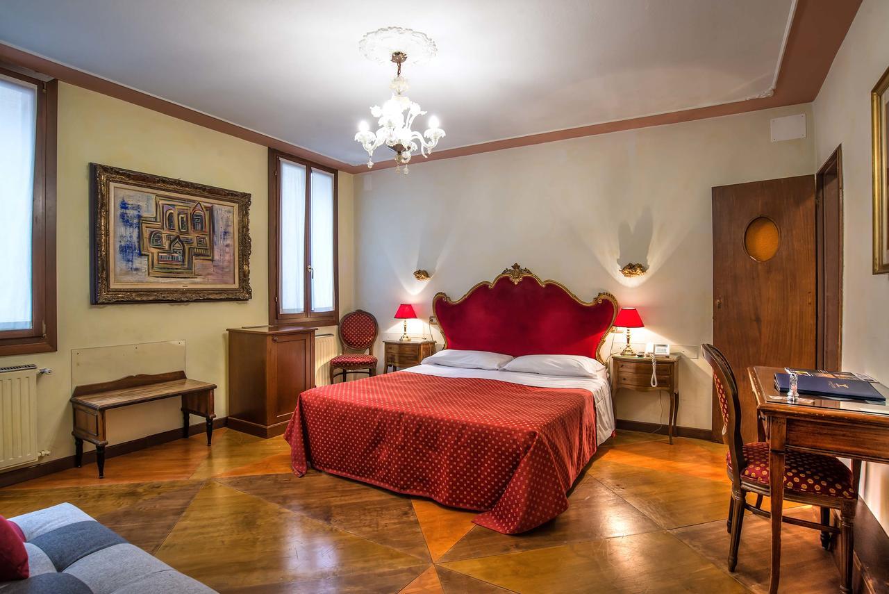 La Fenice Et Des Artistes Hotel