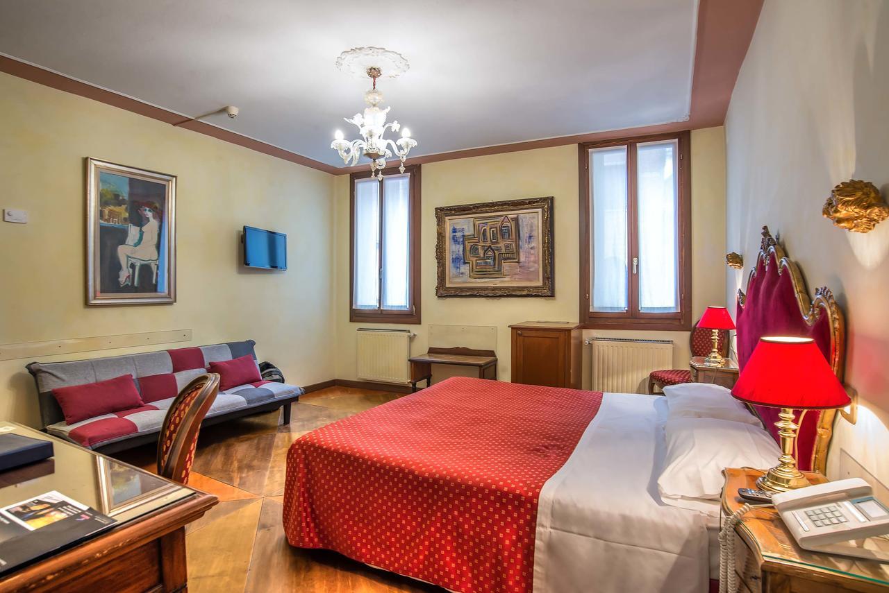 La Fenice Et Des Artistes Hotel 3*