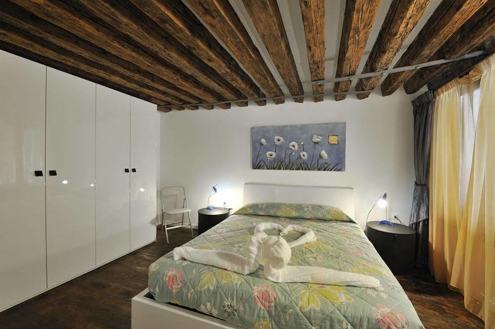 Red Rose Apartment *