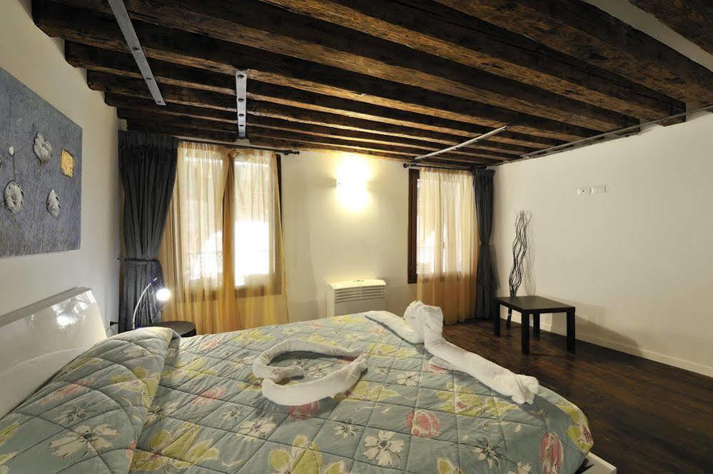 Red Rose Apartment *