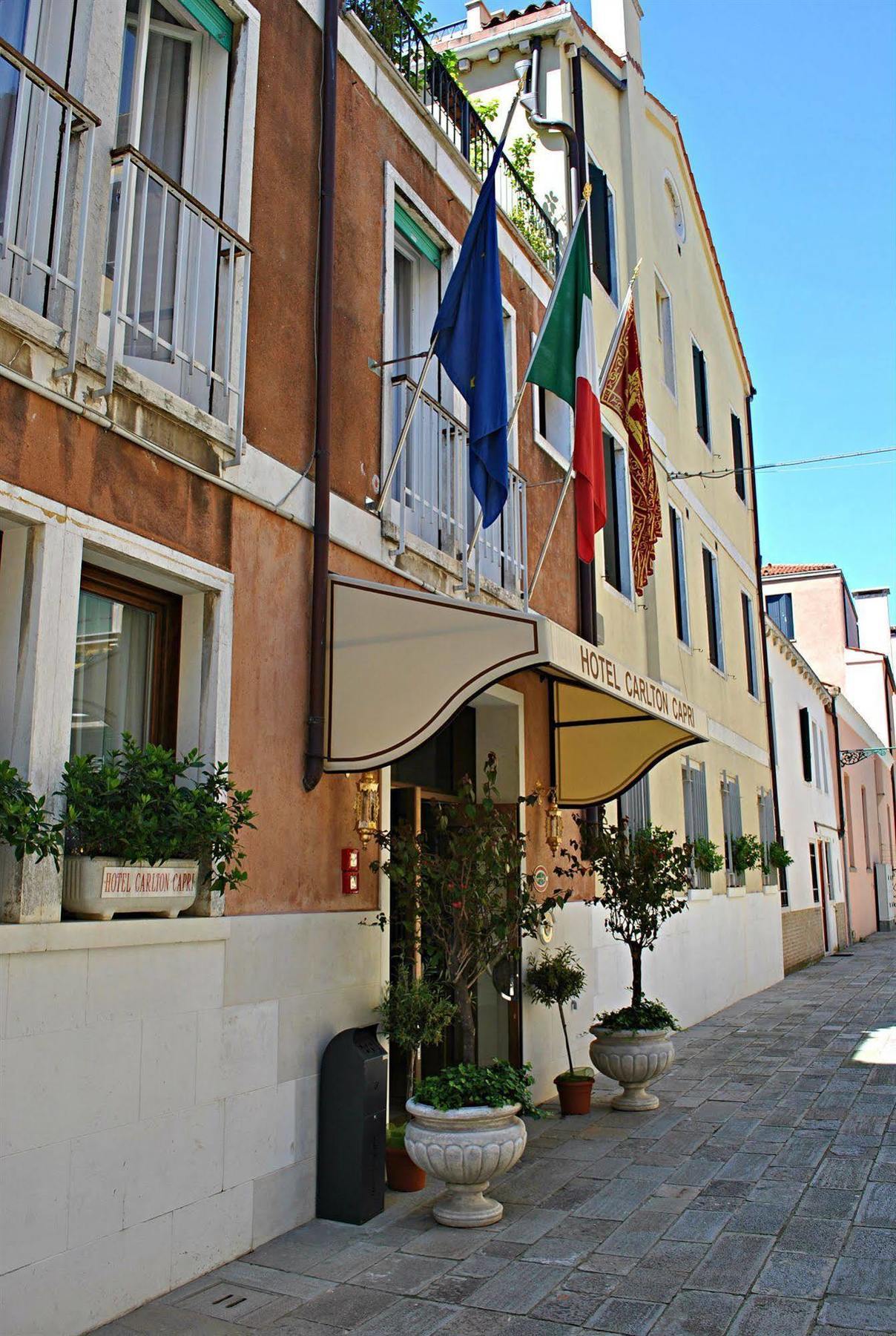 Carlton Capri Hotel 3*