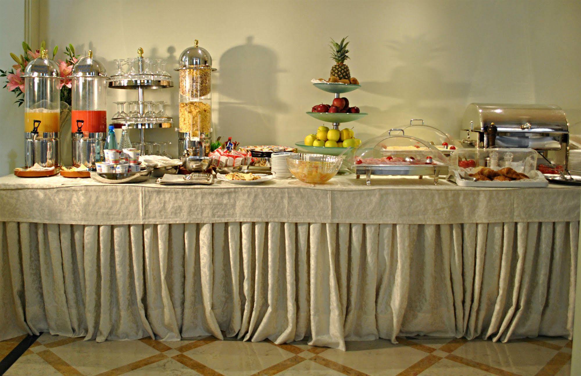 Carlton Capri Hotel 3*
