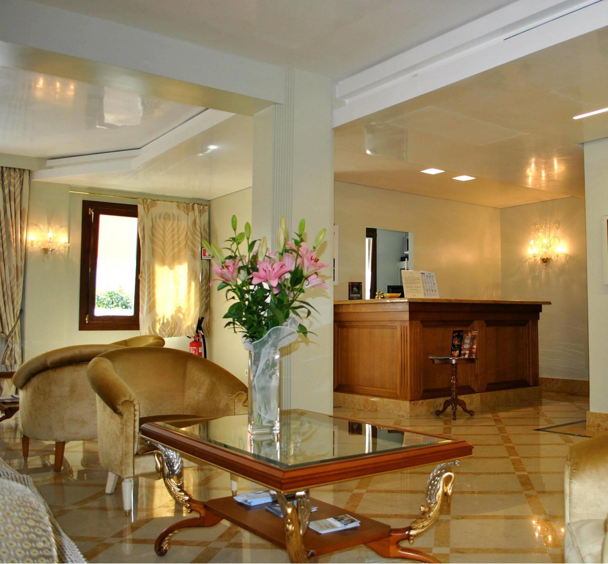 Carlton Capri Hotel 3*