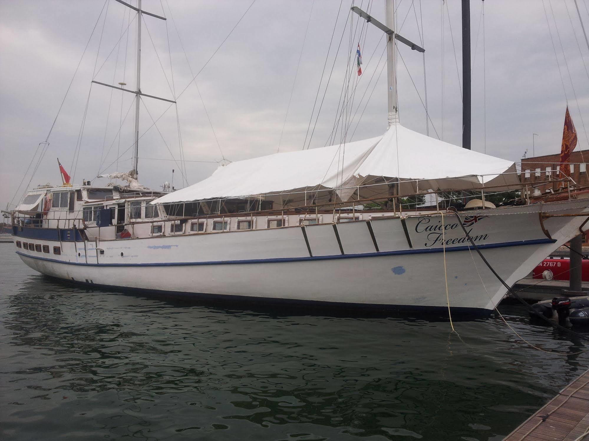 Boat & Breakfast Caicco Freedom Botel 2*