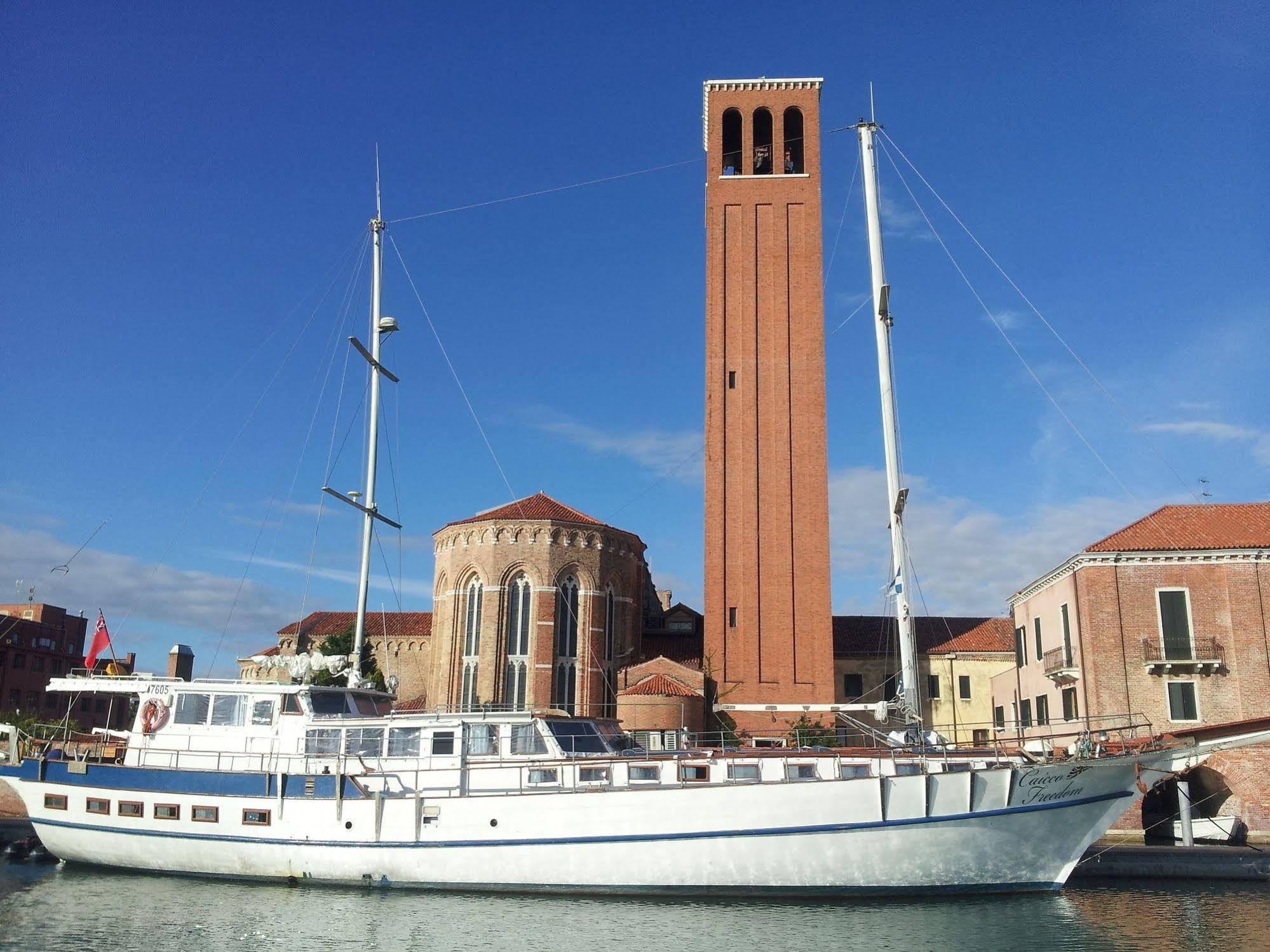 Boat & Breakfast Caicco Freedom Botel 2*