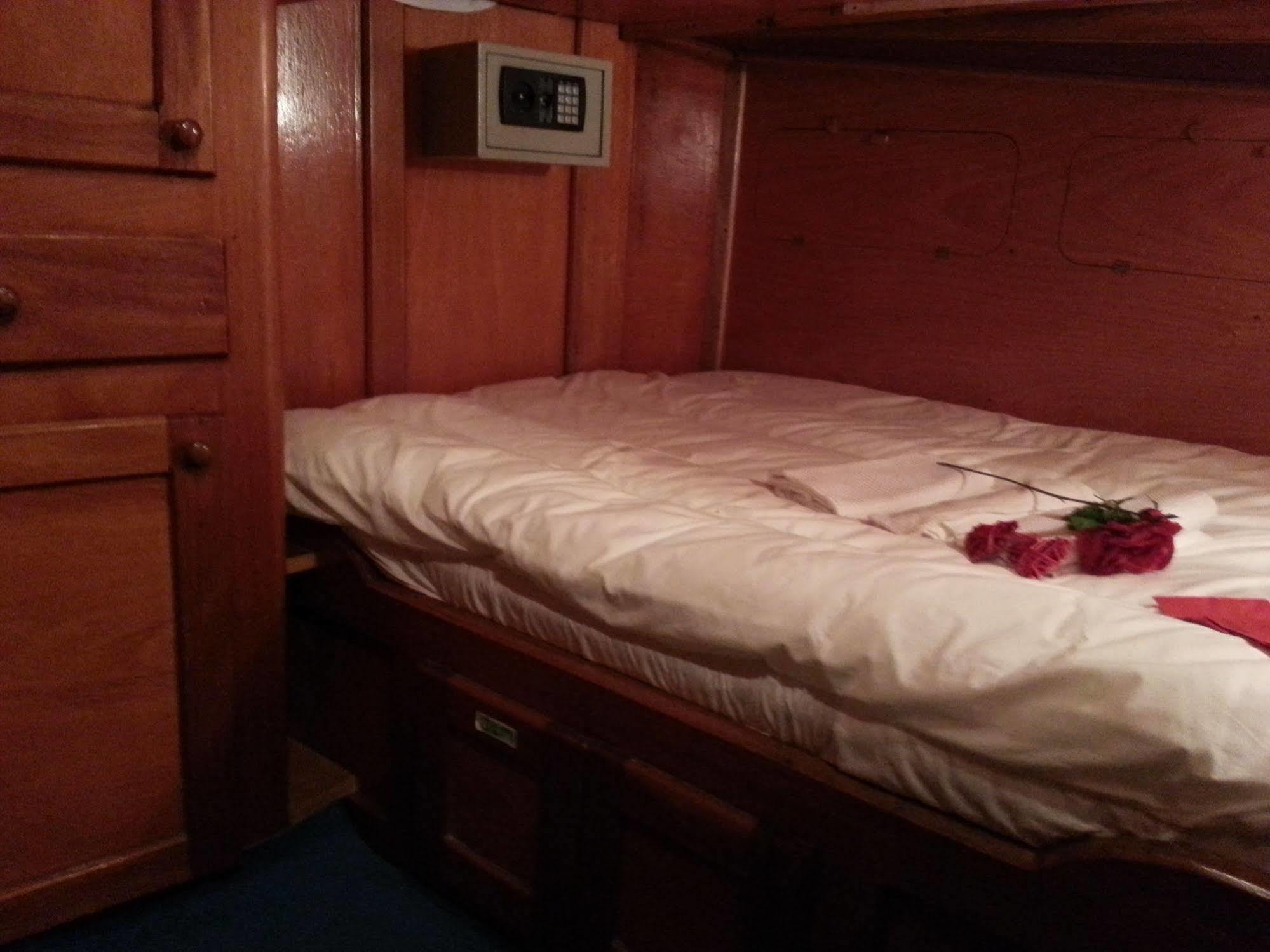 Boat & Breakfast Caicco Freedom Botel 2*