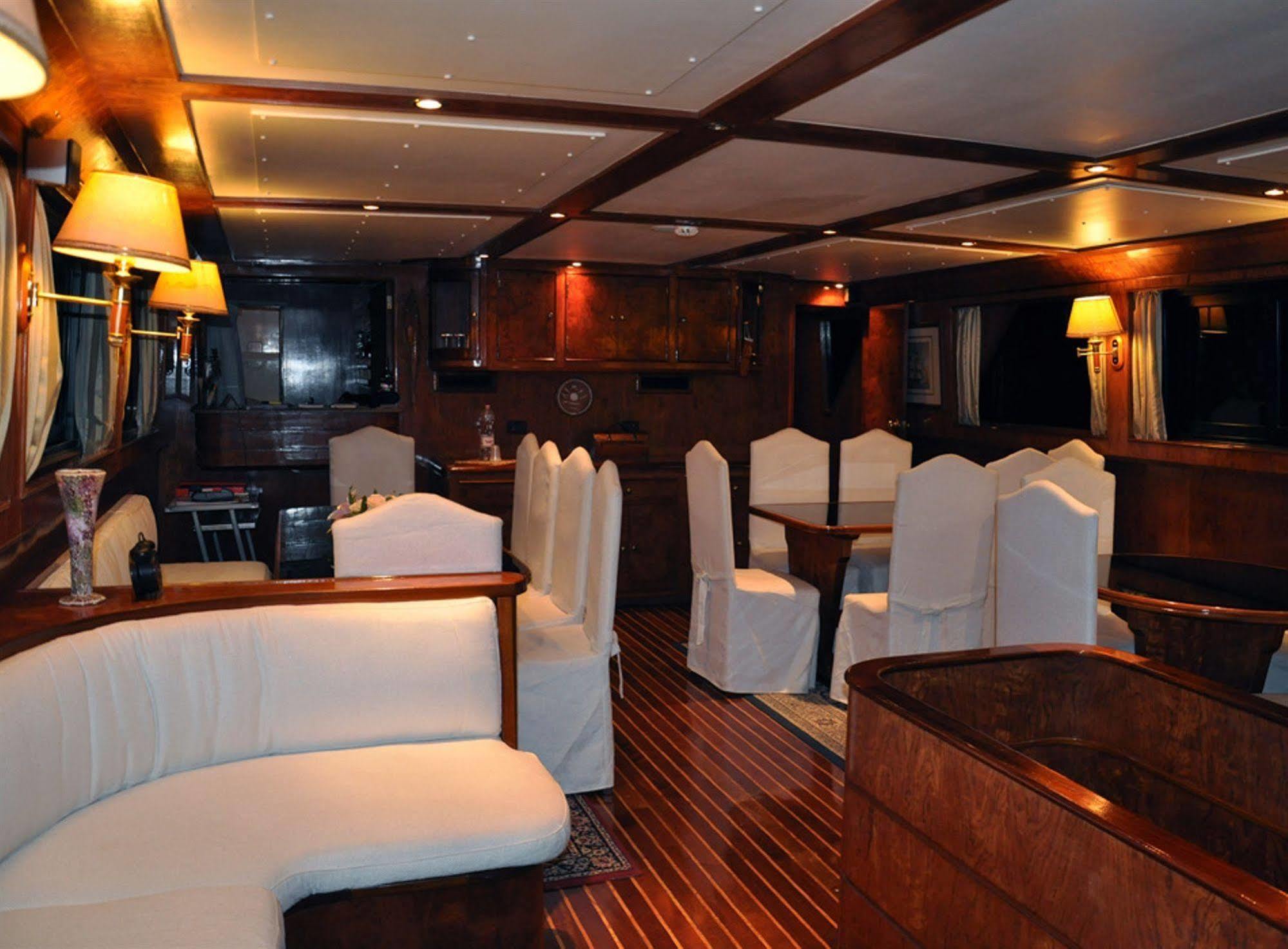 Sarah Cruise Hotel *