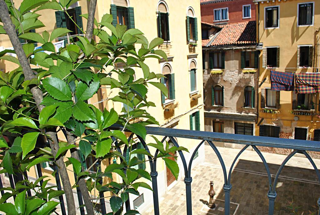 Carlton Capri Hotel 3*