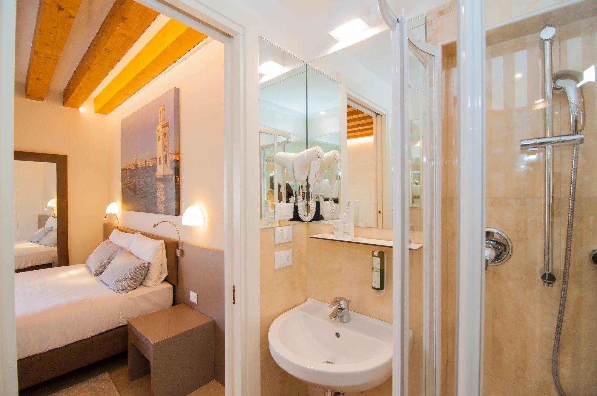 Leone Hotel 3*