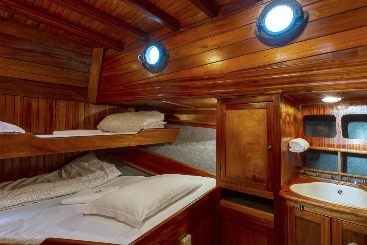 Botel Akos *