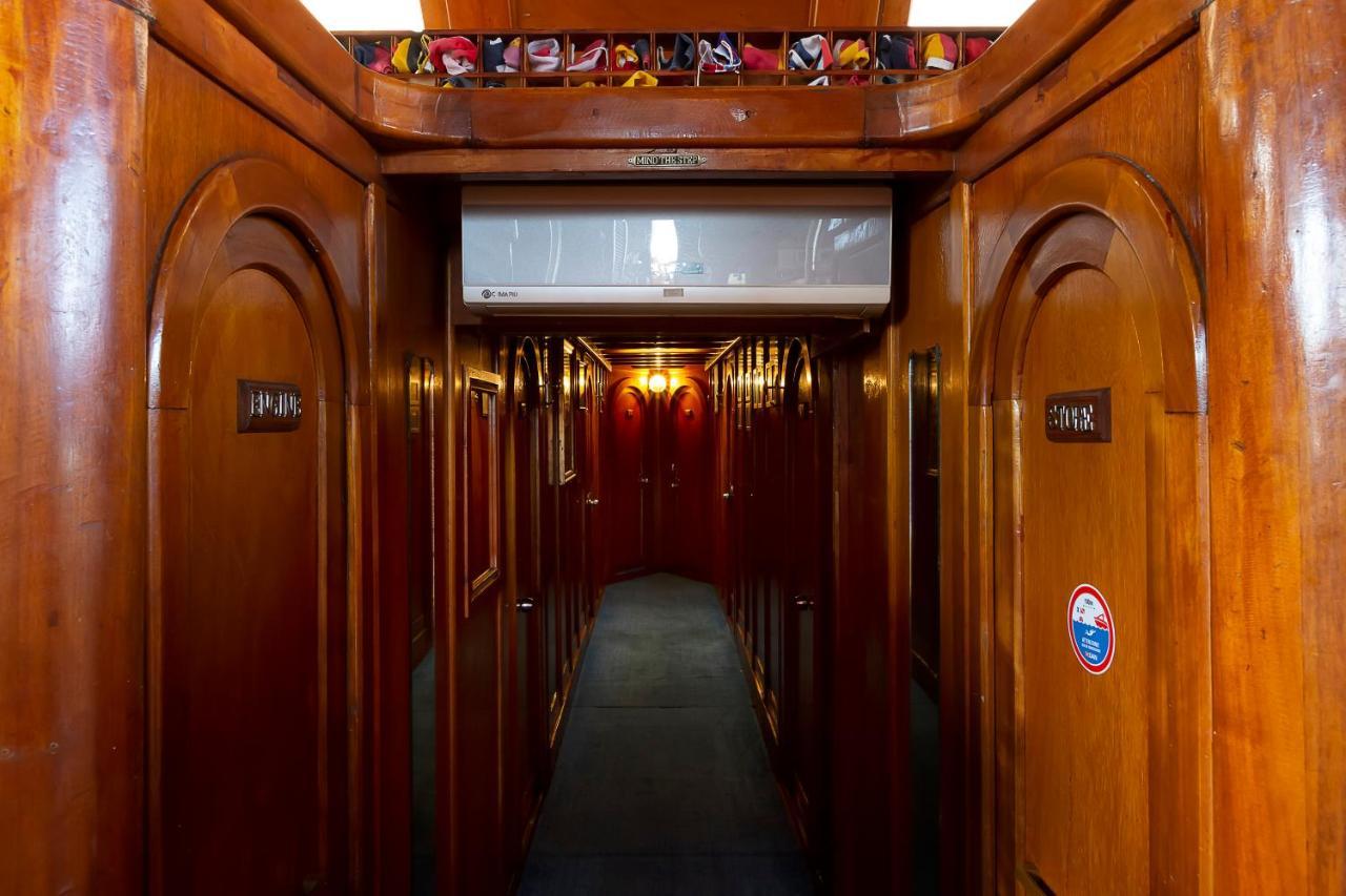 Botel Boat & Breakfast Caicco Freedom