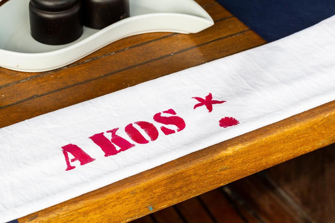 Akos
