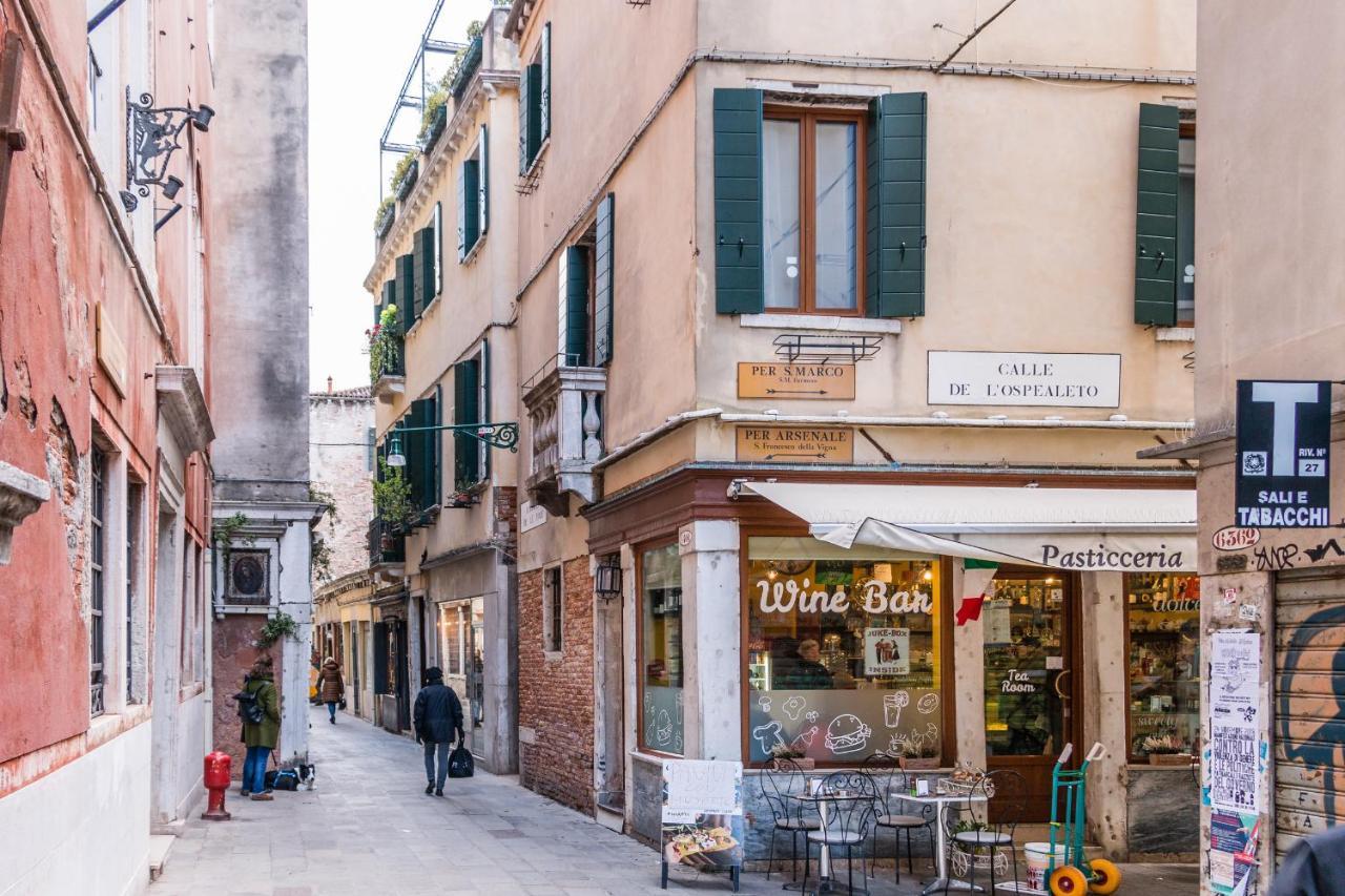 Doge's Pantheon & St.mark School In Hidden Apartment *