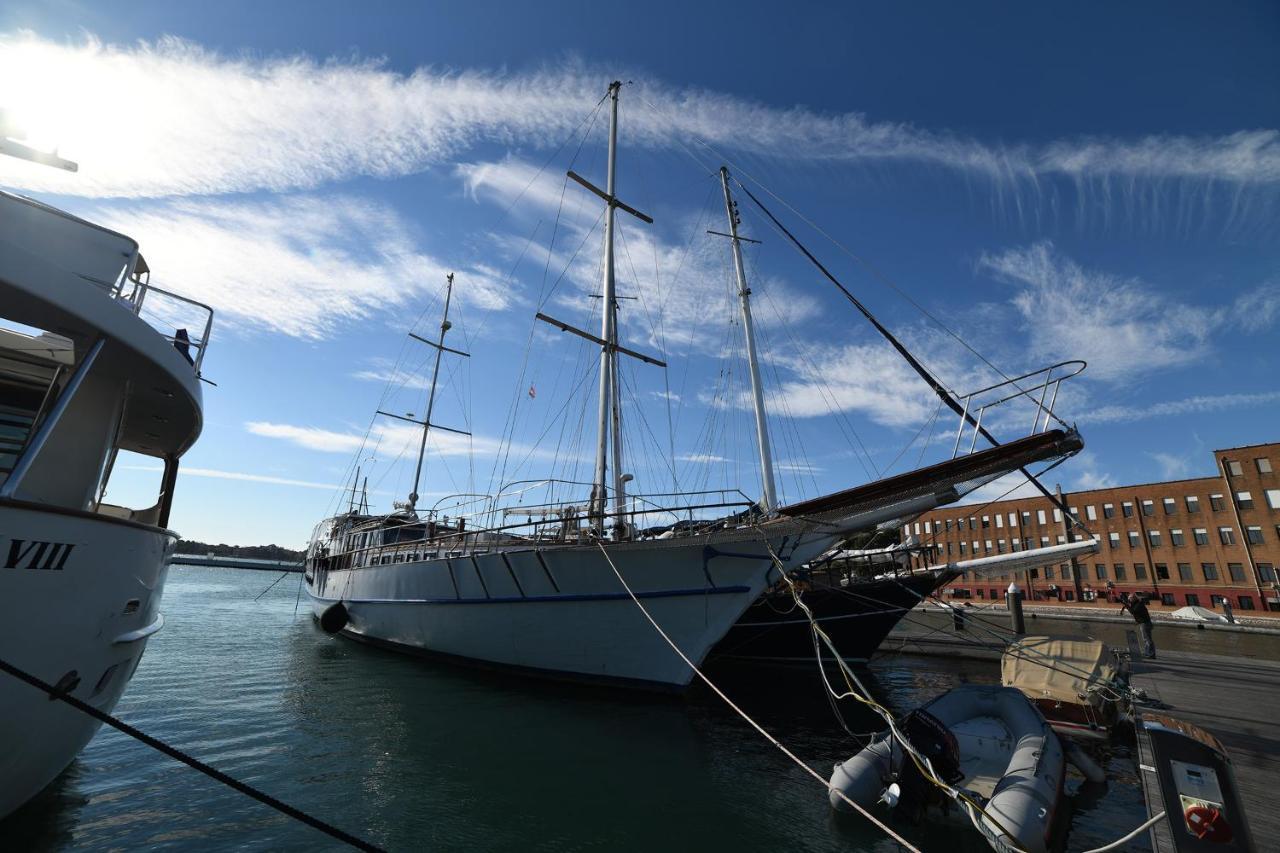 Boat & Breakfast Caicco Freedom Botel 2*