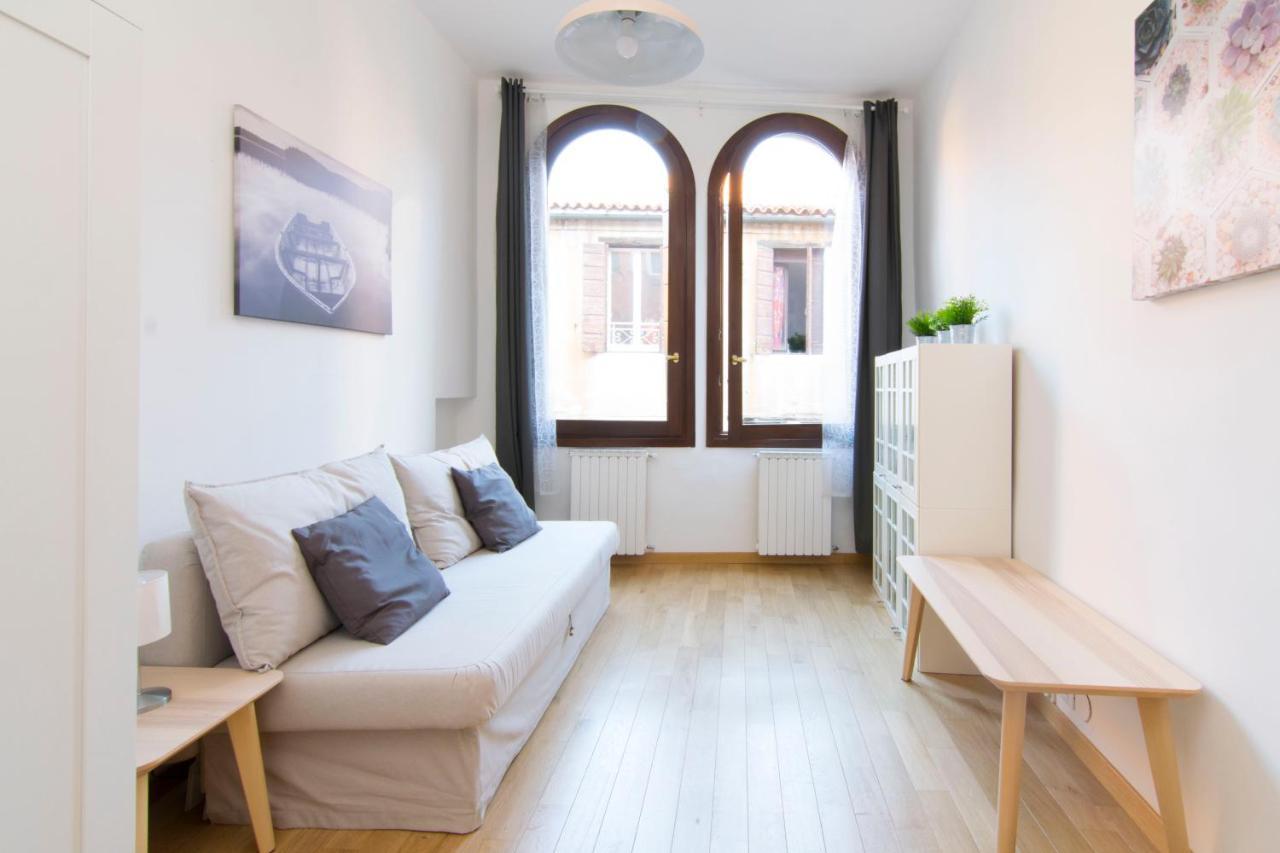 Apartment S & L House *
