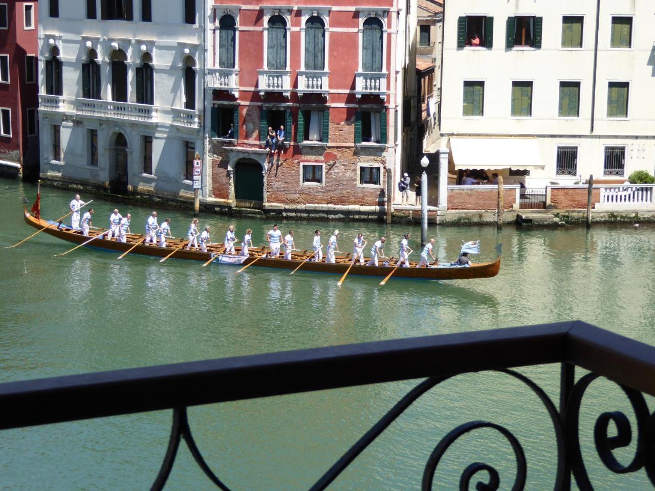 Vista Sul Canal Grande Acomodação com café da manhã  2*