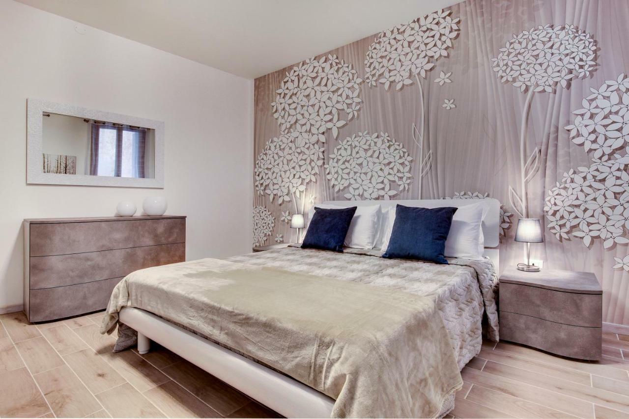 White Flowers With Canal View By Wonderful Italy Apartment Venice