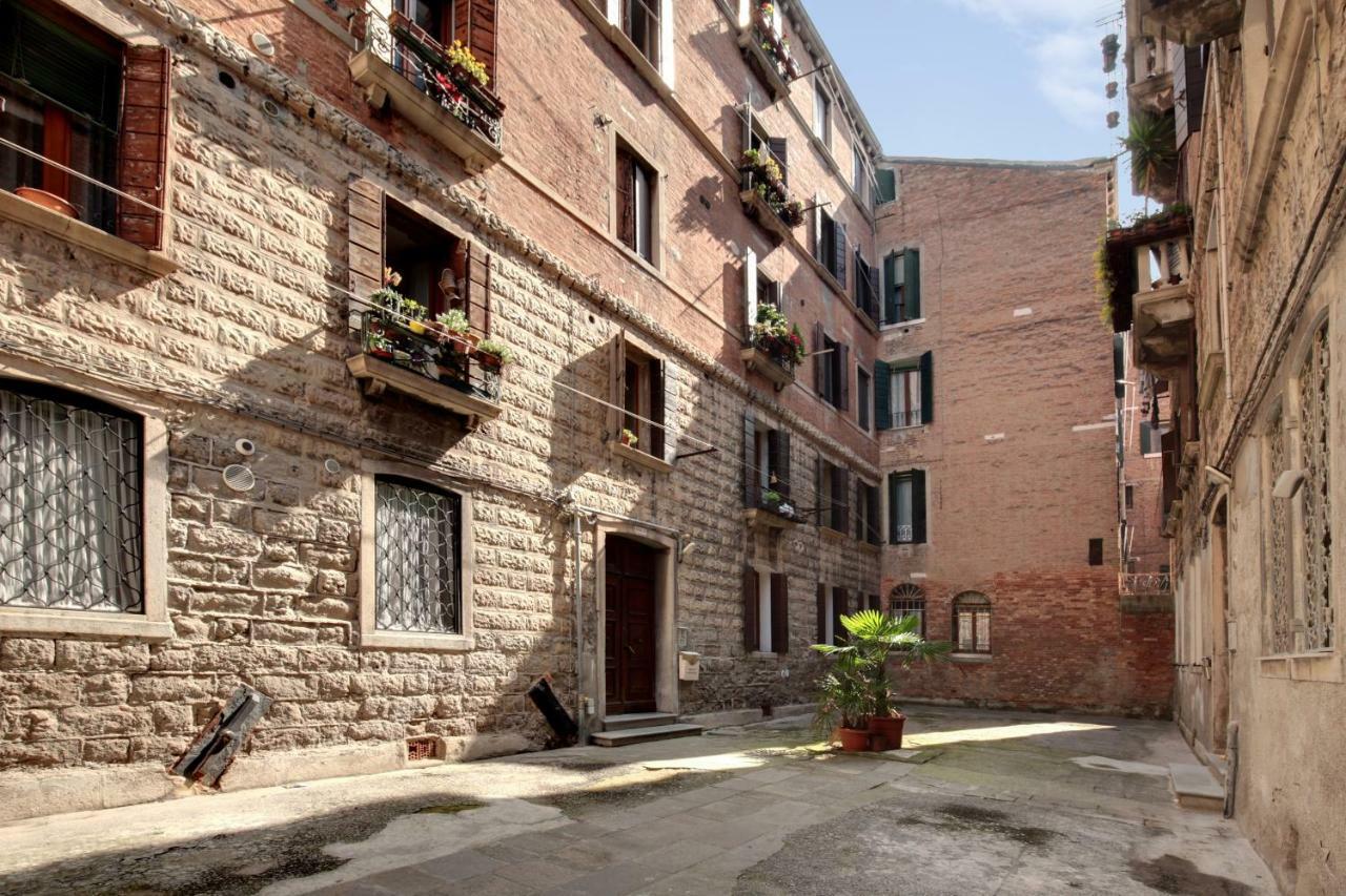 White Flowers With Canal View By Wonderful Italy Apartment Venice